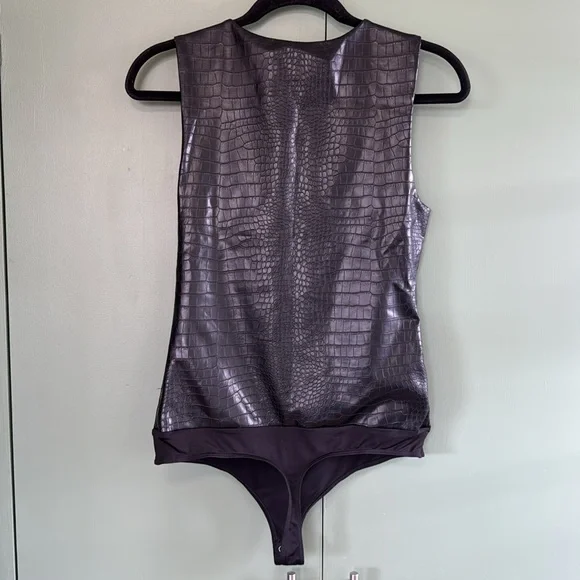 NWT Express Body Contour Black Croc Faux Leather High Neck Thong Bodysuit Sz M - Picture 3 of 5